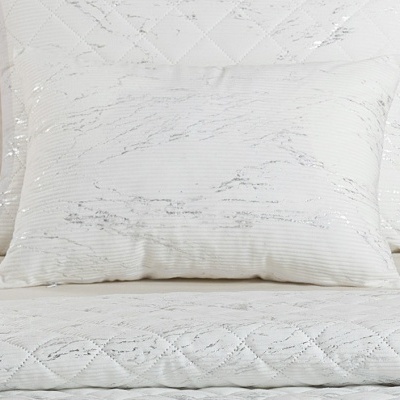 Conjunto branco de almofadas e edredão com padrão cinzento e matelassado