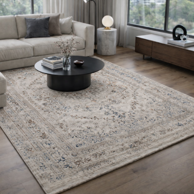 Tapete decorativo bege com padrão floral em sala com sofá cinza, mesa preta, candeeiro e móvel de madeira.