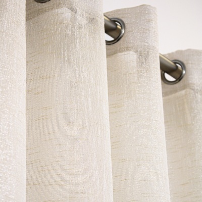 Cortina bege com ilhóses metálicos em barra prateada