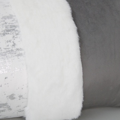 Almofada decorativa cinzenta com faixas branca e prateada e pelo sintético branco