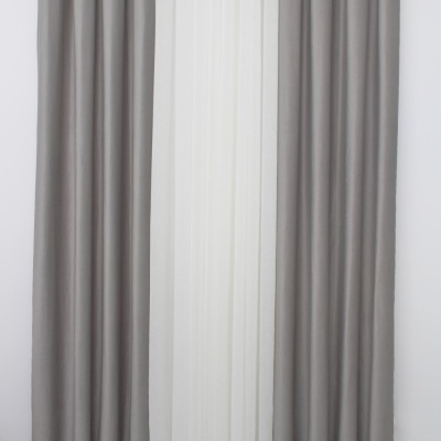 Cortinado branco transparente com cortinado cinzento opaco exterior