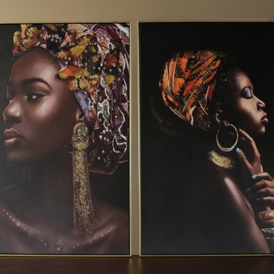 Dois quadros decorativos com fotografias de mulheres com turbantes coloridos em fundo preto
