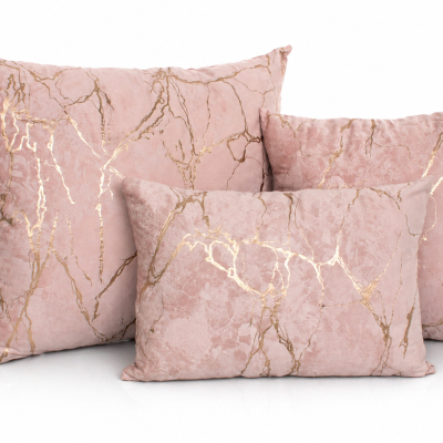 Três almofadas decorativas rosa com padrão dourado