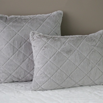 Almofadas cinza claro com padrão de losangos