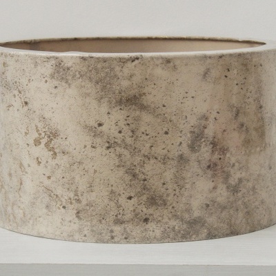 Vaso de cerâmica redondo com manchas e textura irregular