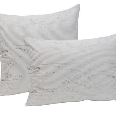 Duas almofadas cinza claro com riscas finas e padrão em relevo