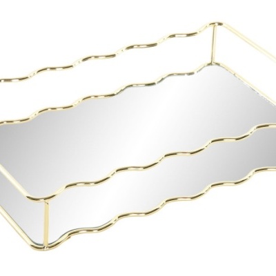 Bandeja retangular decorativa com base espelhada e estrutura dourada