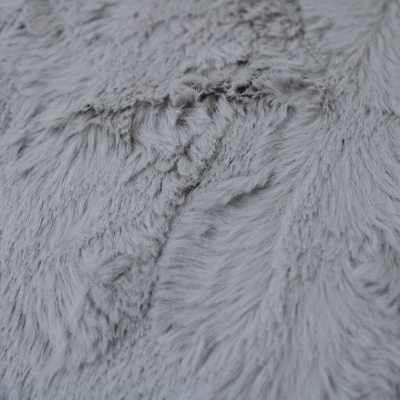 Tecido cinzento de textura macia e peluda