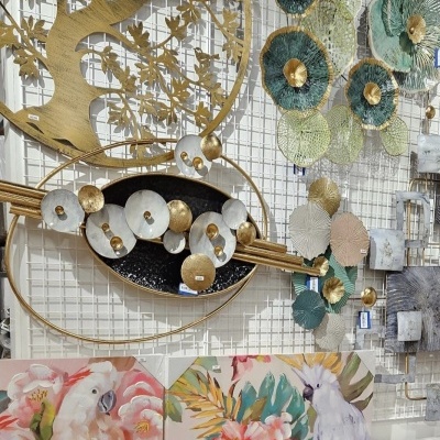 Decoração de parede metal dourado e verde, telas com pinturas de cacatuas e flores