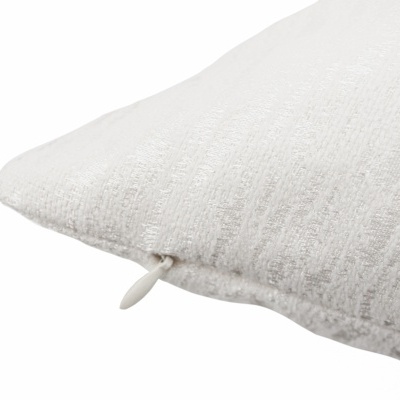 Travesseiro branco com fecho de correr lateral e padrão riscado