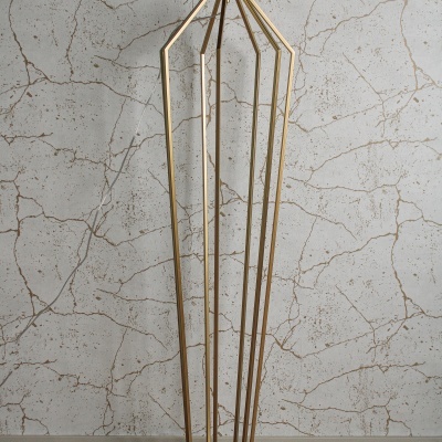 Candeeiro de pé metálico dourado com estrutura geométrica