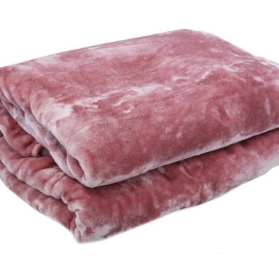 Manta rosa dobrada com textura felpuda