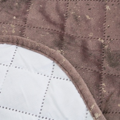Tapete ou manta dupla face castanho com padrão quadrado e branco com padrão de pontos em quadrados