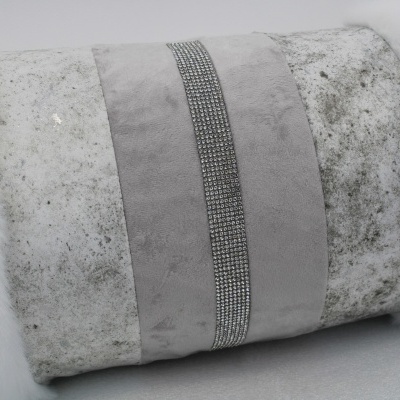 Almofada decorativa cinza e branca com faixa brilhante e tecido felpudo