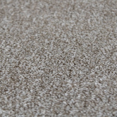 Tapete de carpete bege com textura densa e macia