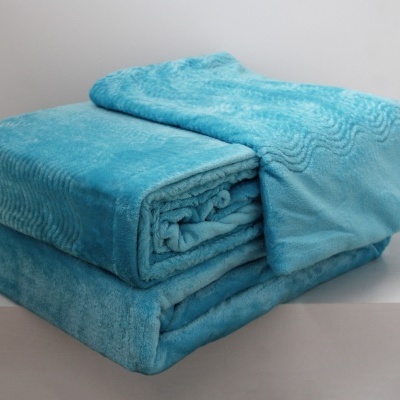 Cobertor azul macio dobrado com padrão ondulado