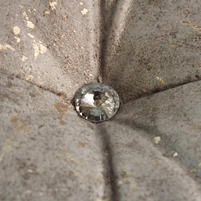 Botão decorativo com pedra brilhante em tecido cinzento aveludado com manchas douradas