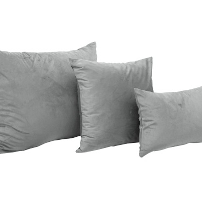 Três almofadas cinzentas de vários tamanhos com textura aveludada