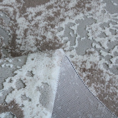 Tapete bege e castanho com padrão abstrato e textura felpuda