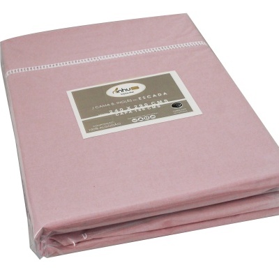Conjunto de lençóis rosa embalado com etiqueta visível