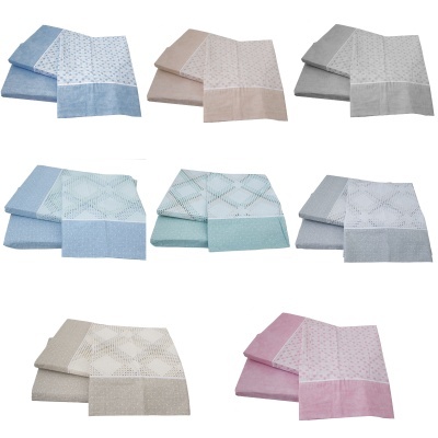 Conjunto de toalhas coloridas com padrão de losangos e pontos