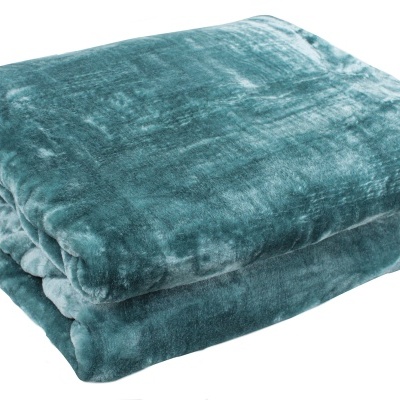 Manta verde-azulada macia dobrada