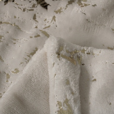 tecido branco felpudo com detalhes dourados