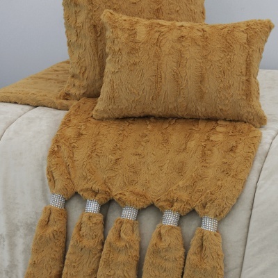 Conjunto de almofadas e manta castanhas felpudas com franjas e argolas brilhantes