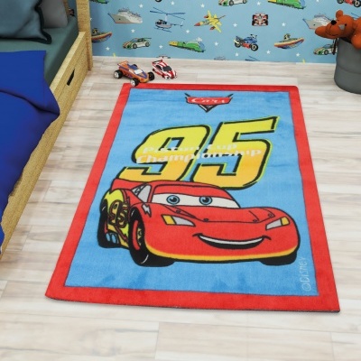 Tapete infantil azul com personagem Relâmpago McQueen e número 95