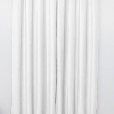 Cortina branca opaca com varão prateado