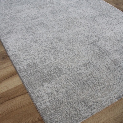 Tapete cinzento claro com padrão texturizado num chão de madeira clara