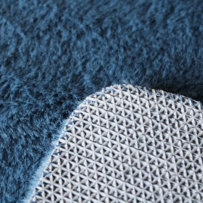 Tapete azul felpudo com parte inferior antiderrapante branca