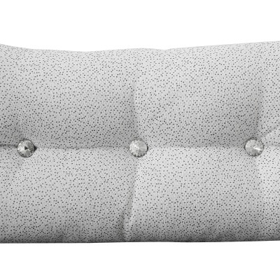 Almofada branca com pontos pretos e botões no centro