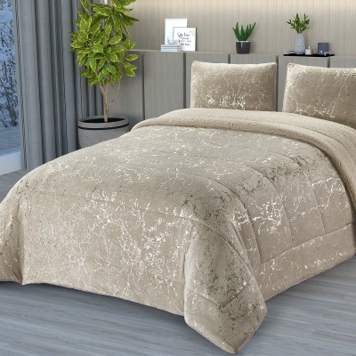 Conjunto de cama bege com padrão marmoreado em quarto moderno