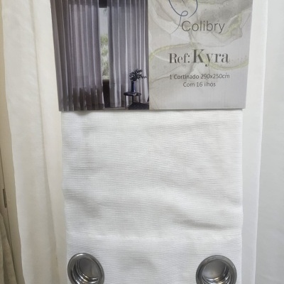 Cortinado branco com ilhós metálicos prateados e embalagem Colibry Ref Kyra