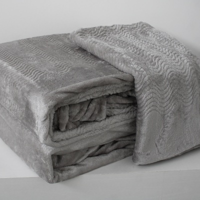 Manta cinzenta macia dobrada com padrão ondulado de relevo