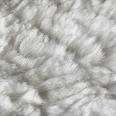 Tecido branco felpudo com textura suave e padrão irregular