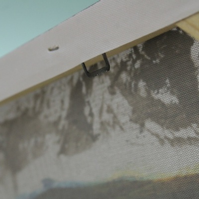 Tela de pintura cinza em moldura de madeira com gancho