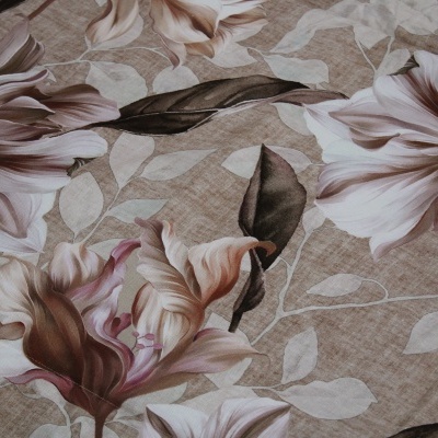 Tecido decorativo com padrão floral castanho, bege e rosa