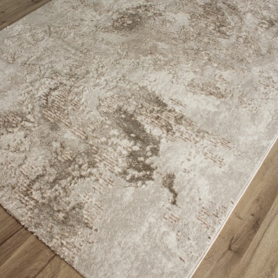 Tapete bege e castanho claro com padrão abstrato sobre chão de madeira clara