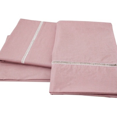 Duas toalhas rosa com bordado branco