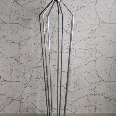 Candeeiro moderno em metal prateado com estrutura aberta e base redonda