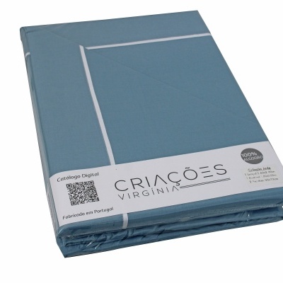 Jogo de lençóis azul com padrão de linhas brancas e faixa com texto de marca