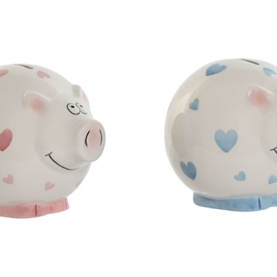 Dois mealheiros de porco em cerâmica com corações coloridos, um rosa e outro azul.