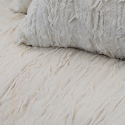 Almofadas e cobertor peludo branco creme com textura macia