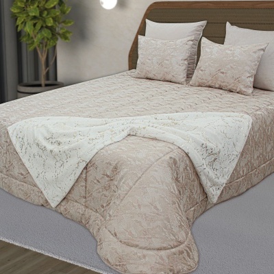 Conjunto de cama bege com edredão, almofadas e manta branca decorativa