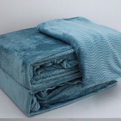 Manta azul claro felpuda dobrada com padrão de ondas