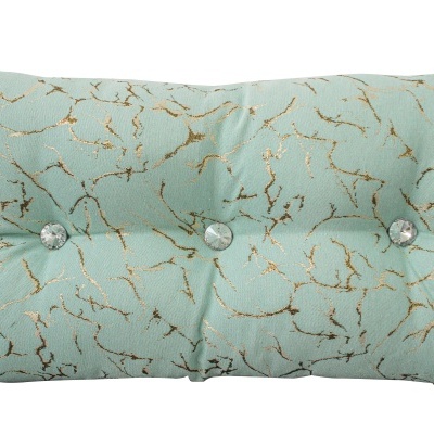 Almofada azul claro com padrão dourado e botões