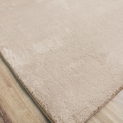 Tapete bege claro com textura macia sobre chão de madeira clara