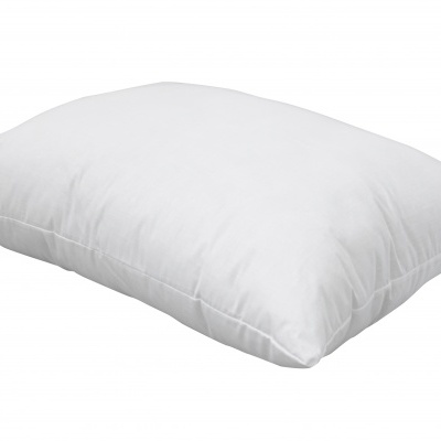 Almofada branca retangular com costuras nas bordas